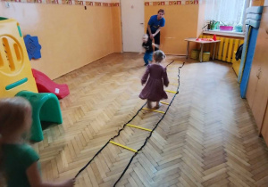 dzieci skaczą