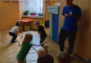 dzieci przeskakują drabinkę