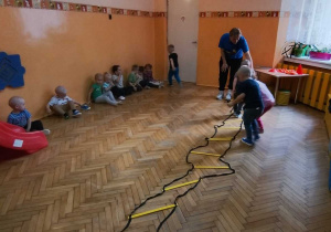 dzieci przeskakują drabinkę