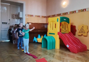 przechodzą przez ścieżkę