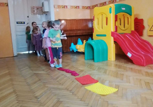 przechodzą przez ścieżkę