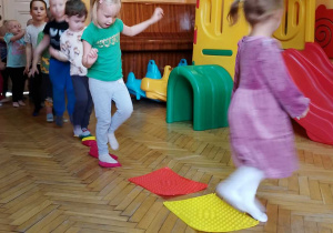 przechodzą przez ścieżkę