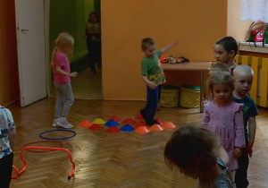 dzieci przechodzą po sztucznych kamieniach