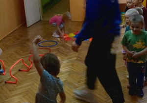 dzieci przechodzą po sztucznych kamieniach