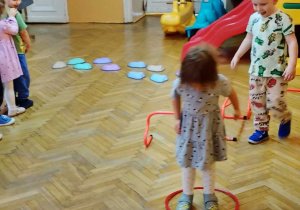 dzieci omijają grzybki treningowe