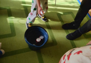 puszka „coli” i puszka „coli zero” które toną a które pływa