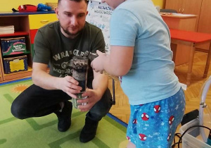 przefiltrowanie brudnej wody