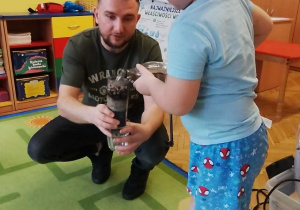 przefiltrowanie brudnej wody